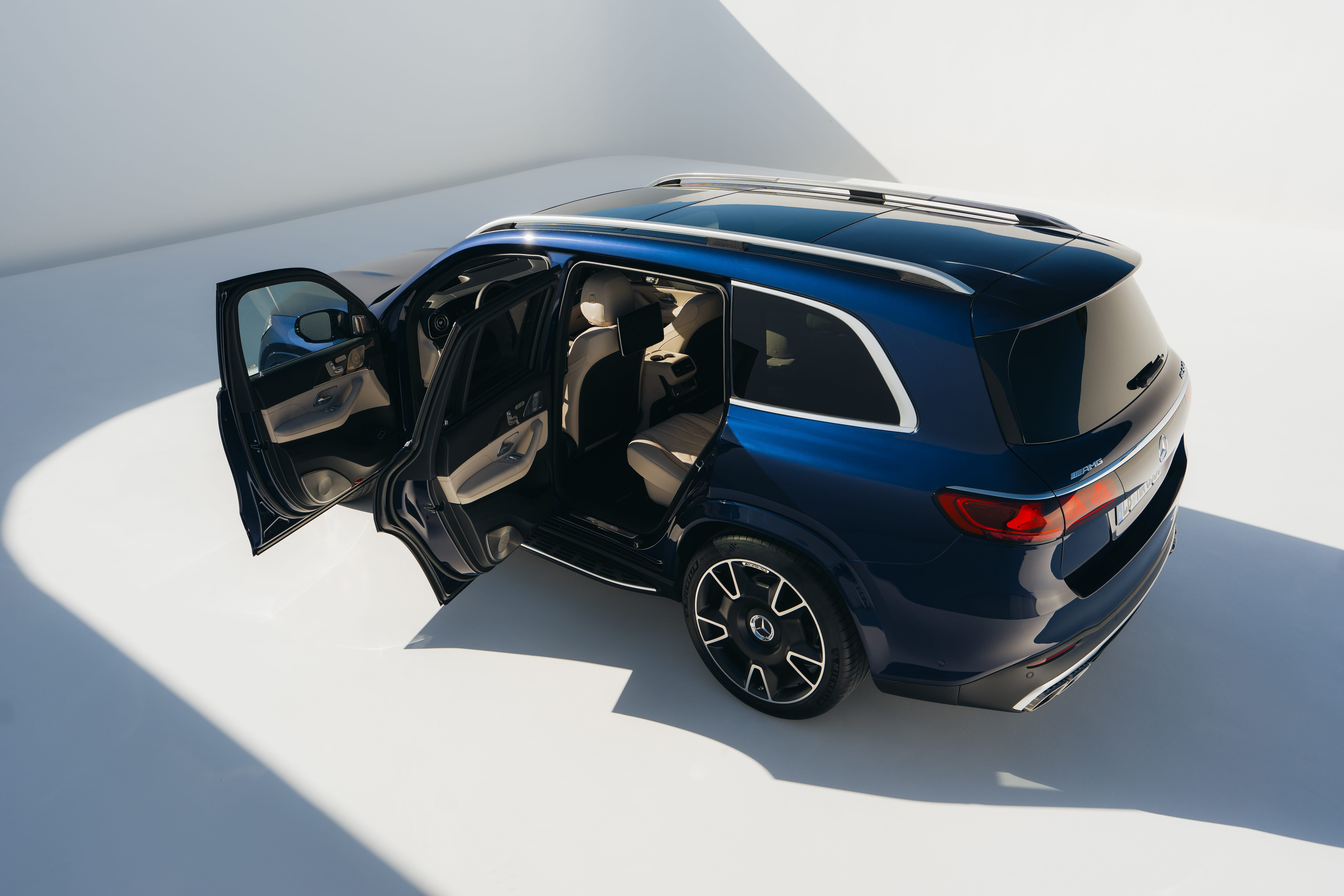 AMG GLS 63 4MATIC+ külgvaates uksed lahti