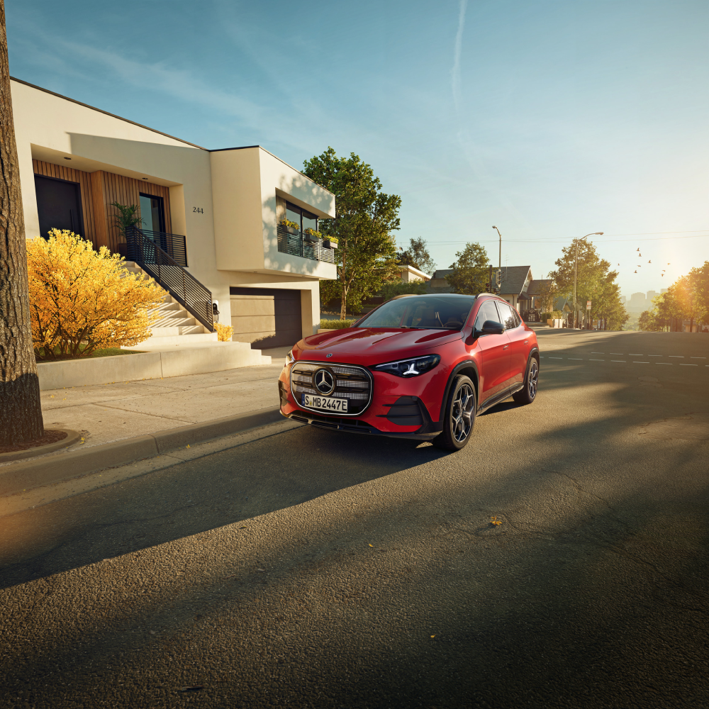Täiselektriline Mercedes-Benz GLA kodu ees