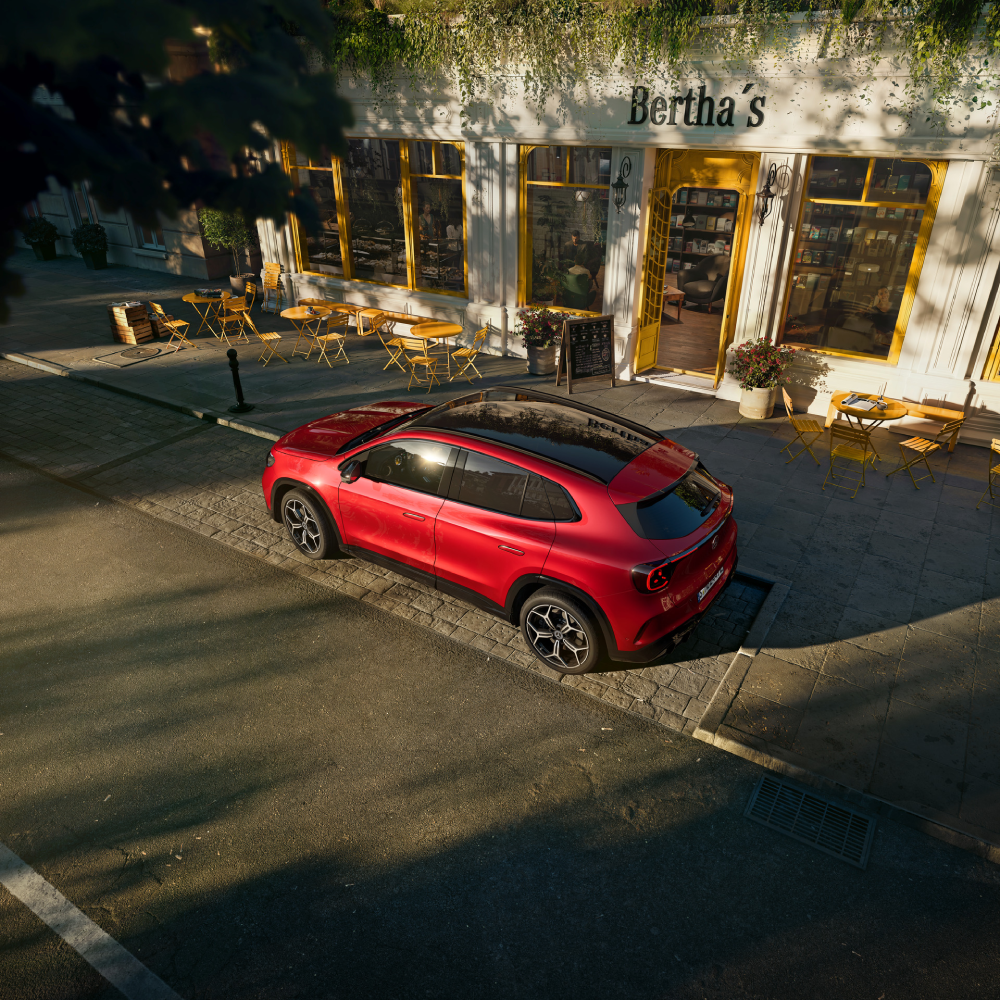 Täiselektriline Mercedes-Benz GLA linna kohvikutänaval
